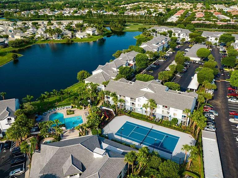 Valencia at Doral — Photo 38