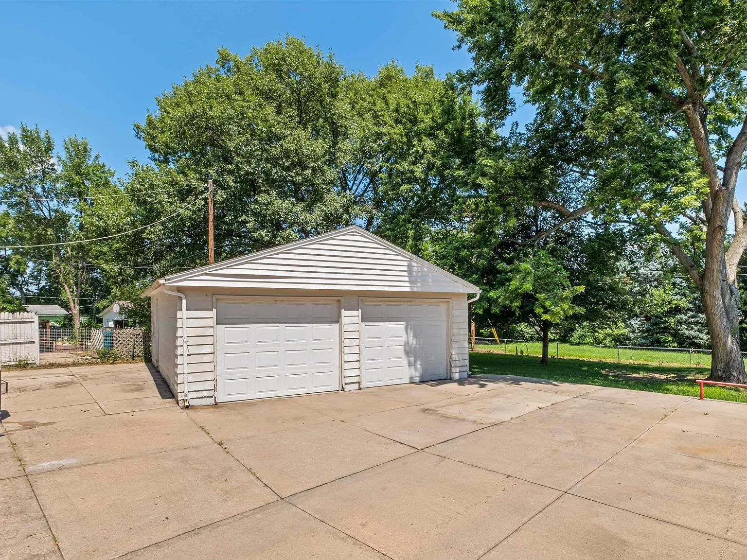 6 bed, 2000 sqft, $2,500 — Photo 2