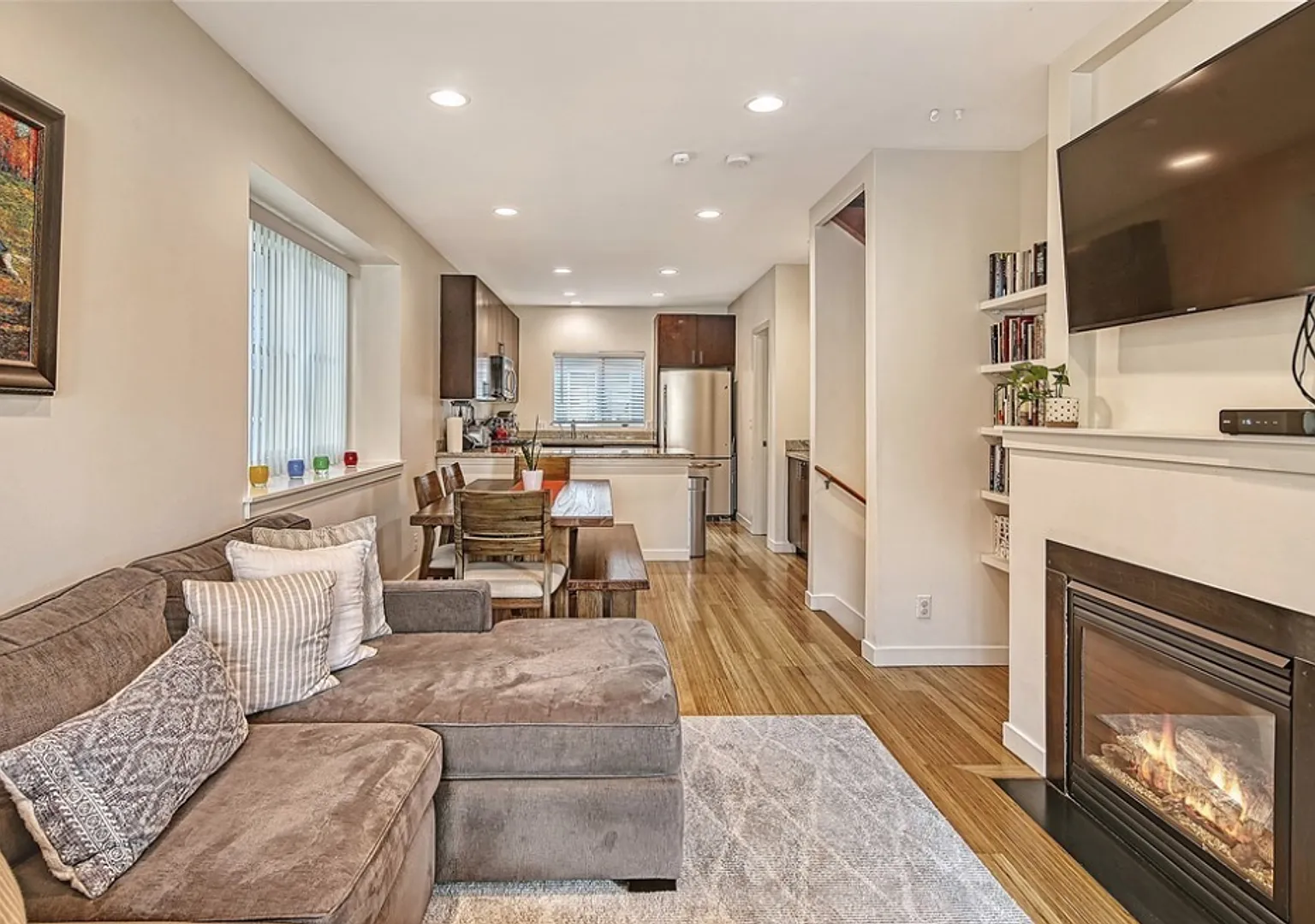 Beautiful 3 Bedroom Townhouse in South Seattle — Photo 4