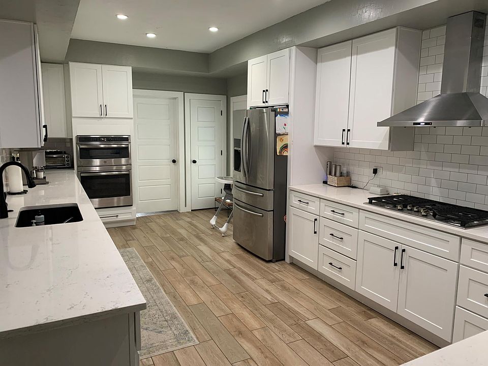 Chefs kitchen. Built in GE SS appliances.