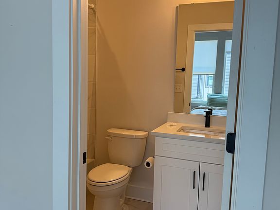 3rd image of 1021 Northend Dr