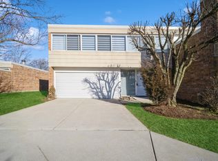 15 Wellington Rd, Northbrook, IL 60062