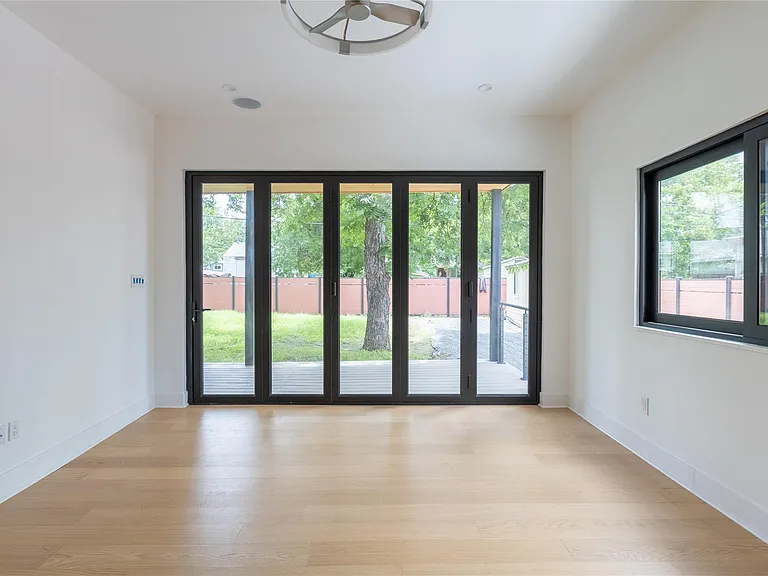 2945 Moss St — Photo 23