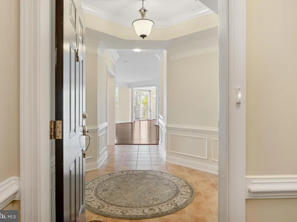 327 King Farm Blvd APT 206, Rockville, MD 20850