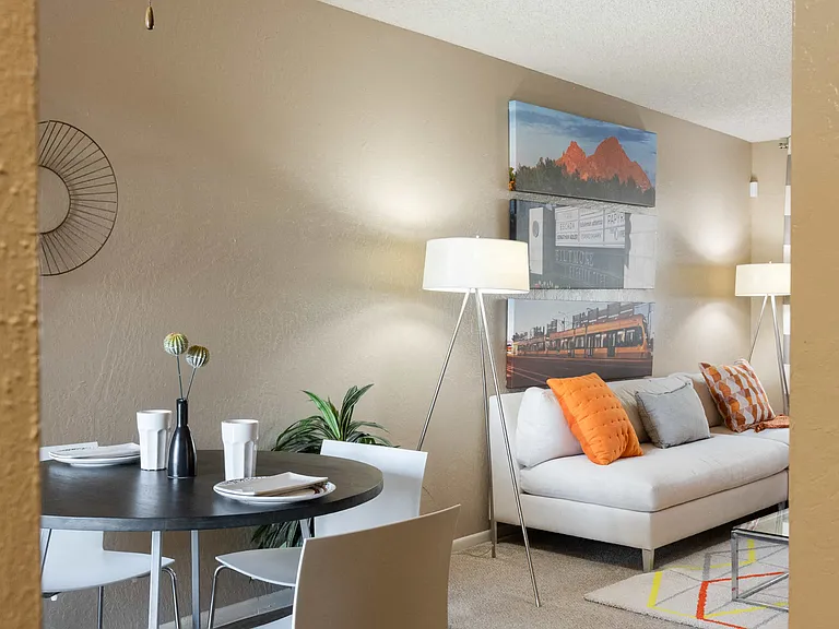 Camelback Cove Apartments — Photo 3