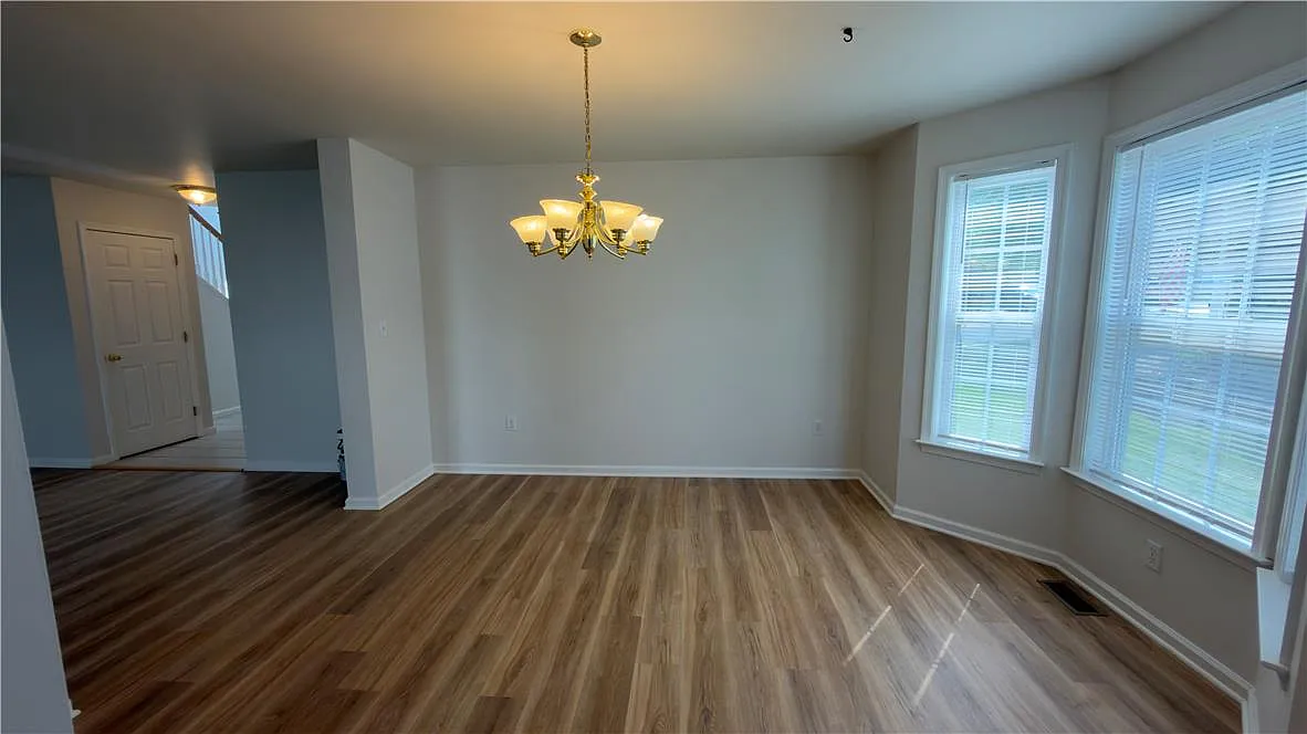 3 bed, 2.5 bath, 1996 sqft, $2,950 — Photo 2