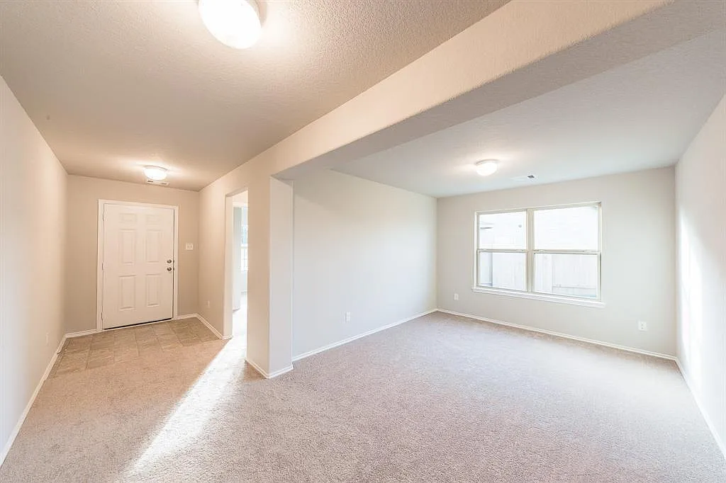 3 bed, 2.0 bath, 1951 sqft, $2,090 — Photo 3