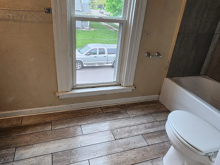 1522 Mott Ave — Photo 9