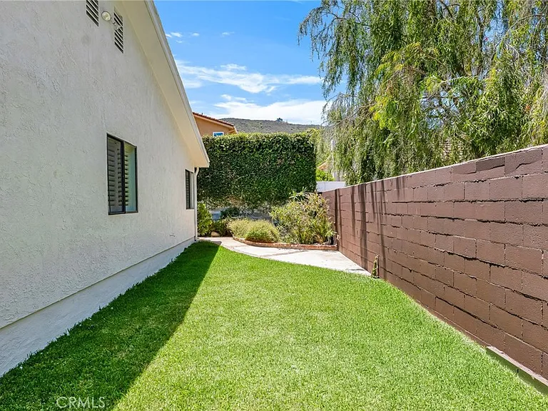 221 Acacia Ln — Photo 37