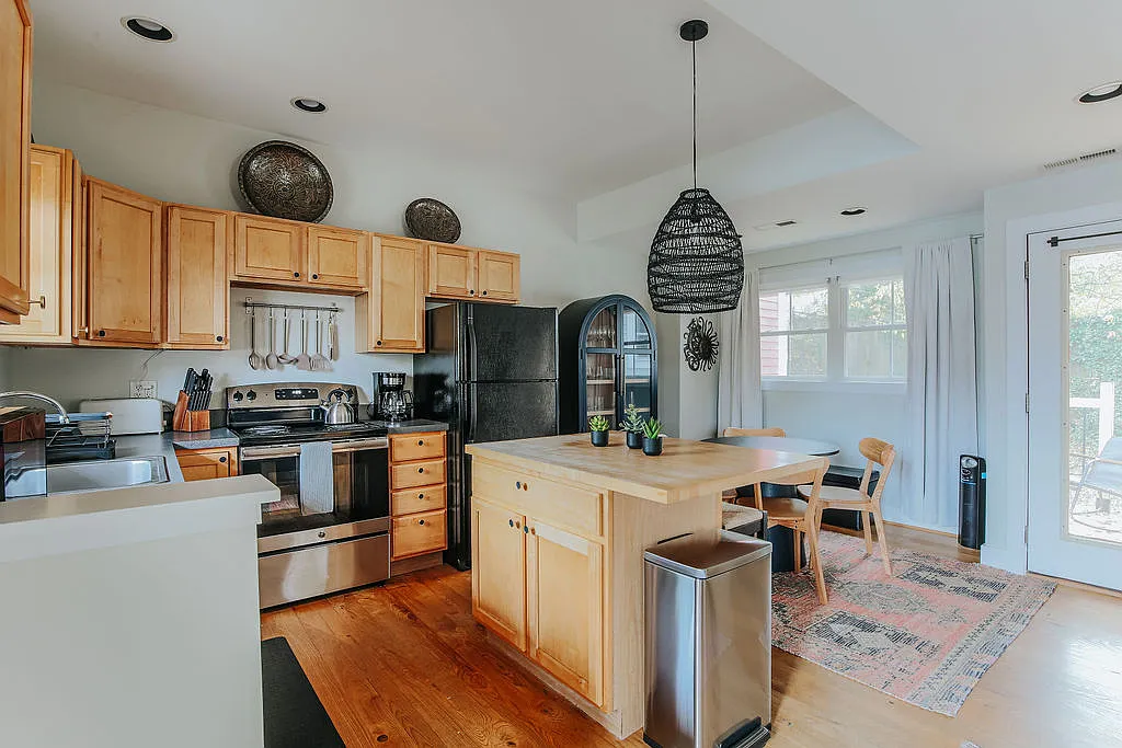 3 bed, 1425 sqft, $3,950 — Photo 4
