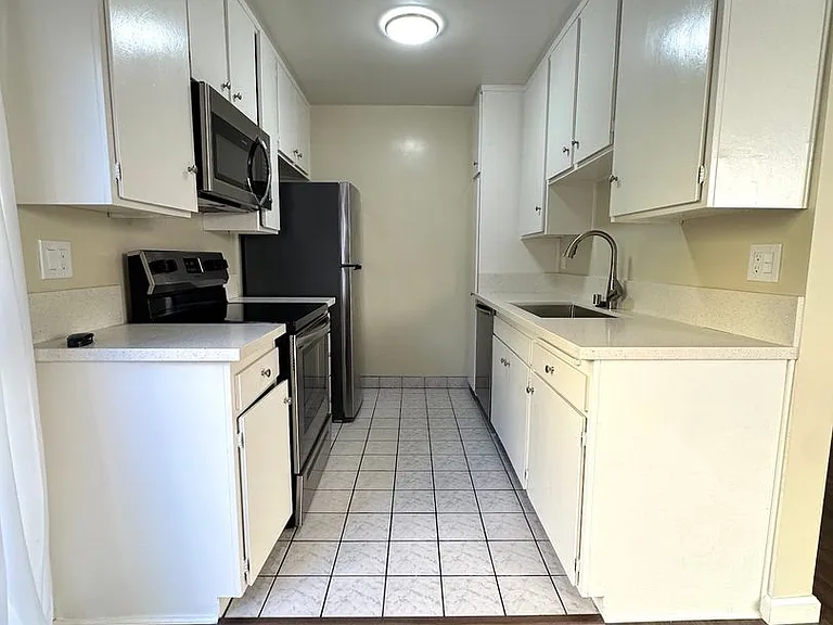 1124 N Olive Dr — Photo 5