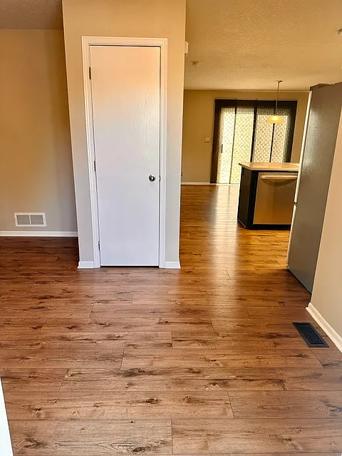 3 bed, 2.5 bath, 1456 sqft, $2,050 — Photo 3
