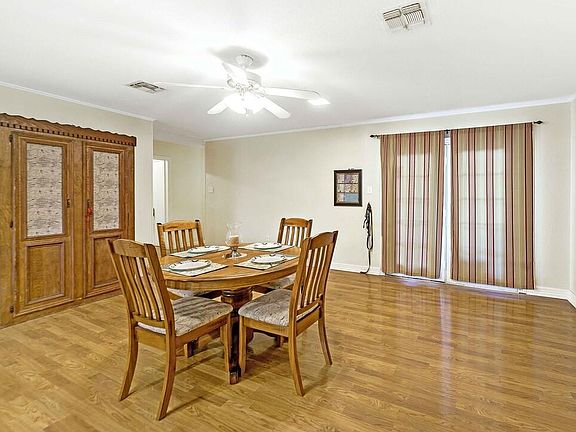5th image of 303 W Avenue F