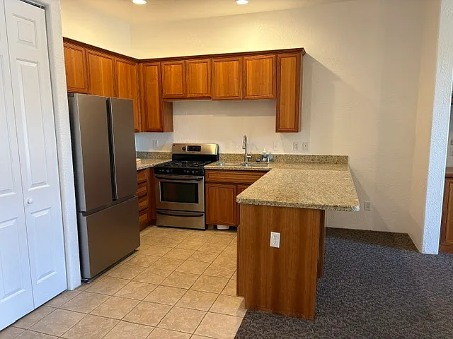 Grantie counters, SS appliances