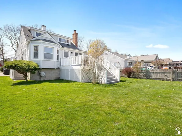 30511 E Pointe Dr, Gibraltar, MI 48173