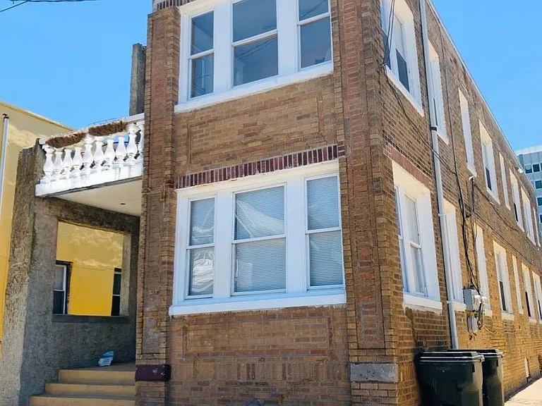 122 Dewey Pl — Photo 2