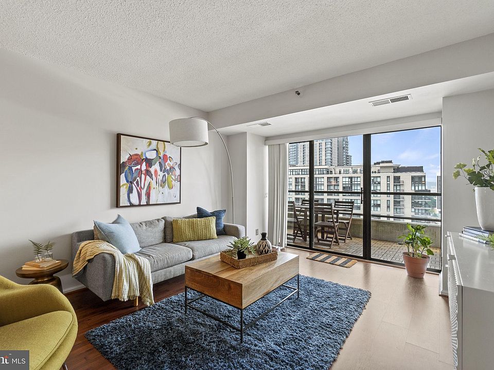 1st image of 1600 N Oak St APT 1531