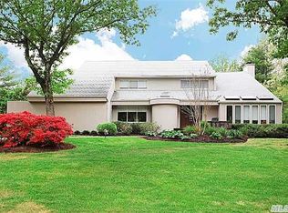 10 Clearmeadow Ct, Woodbury, NY 11797