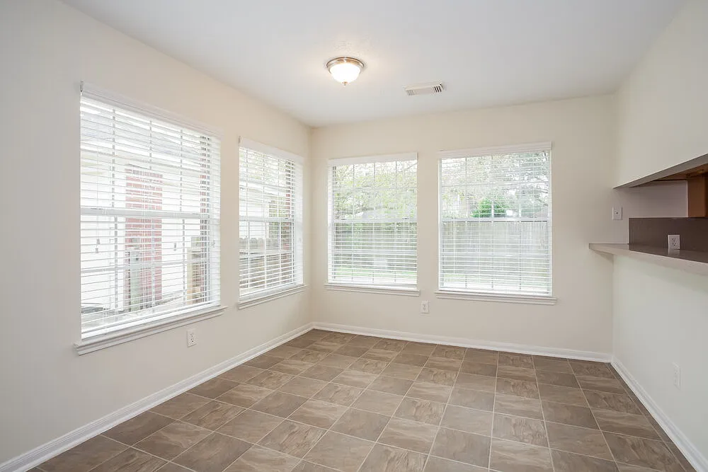 4 bed, 2.0 bath, 2365 sqft, $2,400 — Photo 4