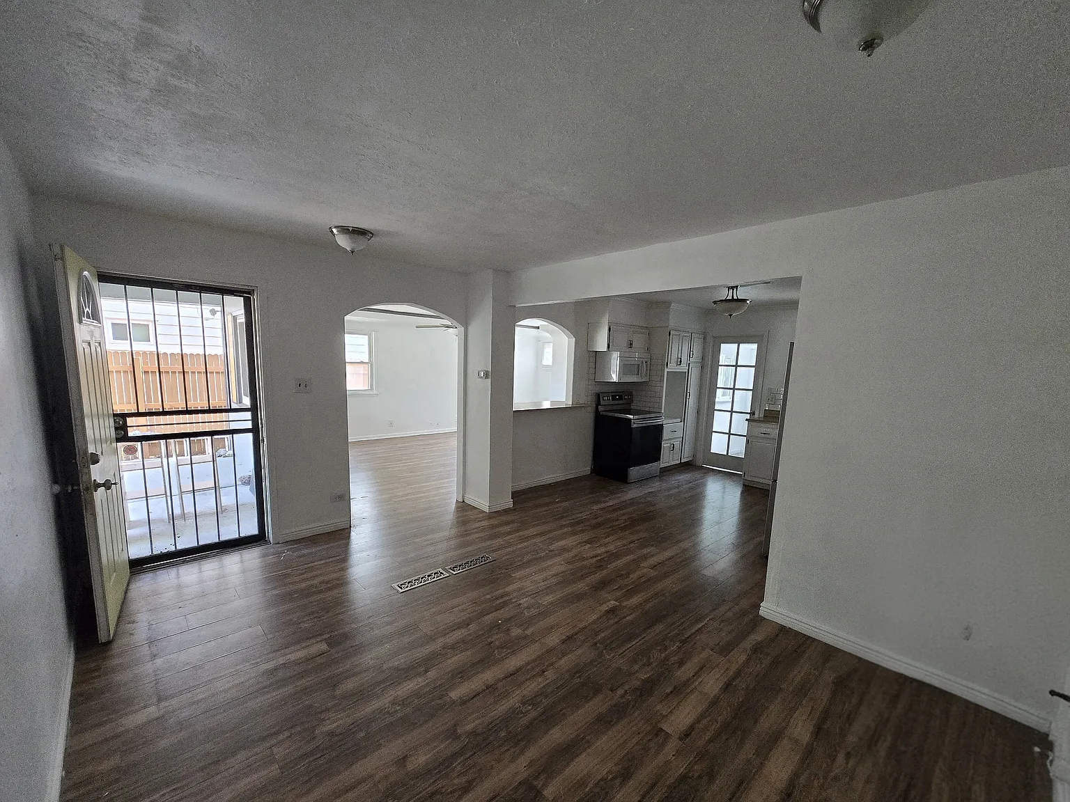 3 bed, 1.5 bath, 1250 sqft, $2,500 — Photo 3