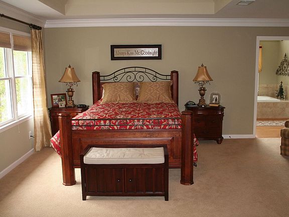 Master Suite w/tiled shower w/body jets