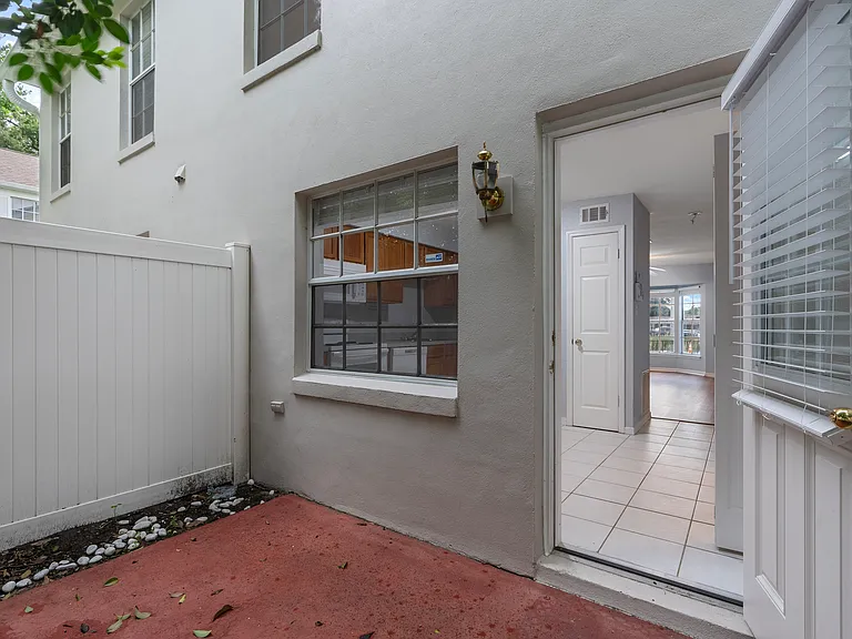 37314 Embassy Park Ln — Photo 10