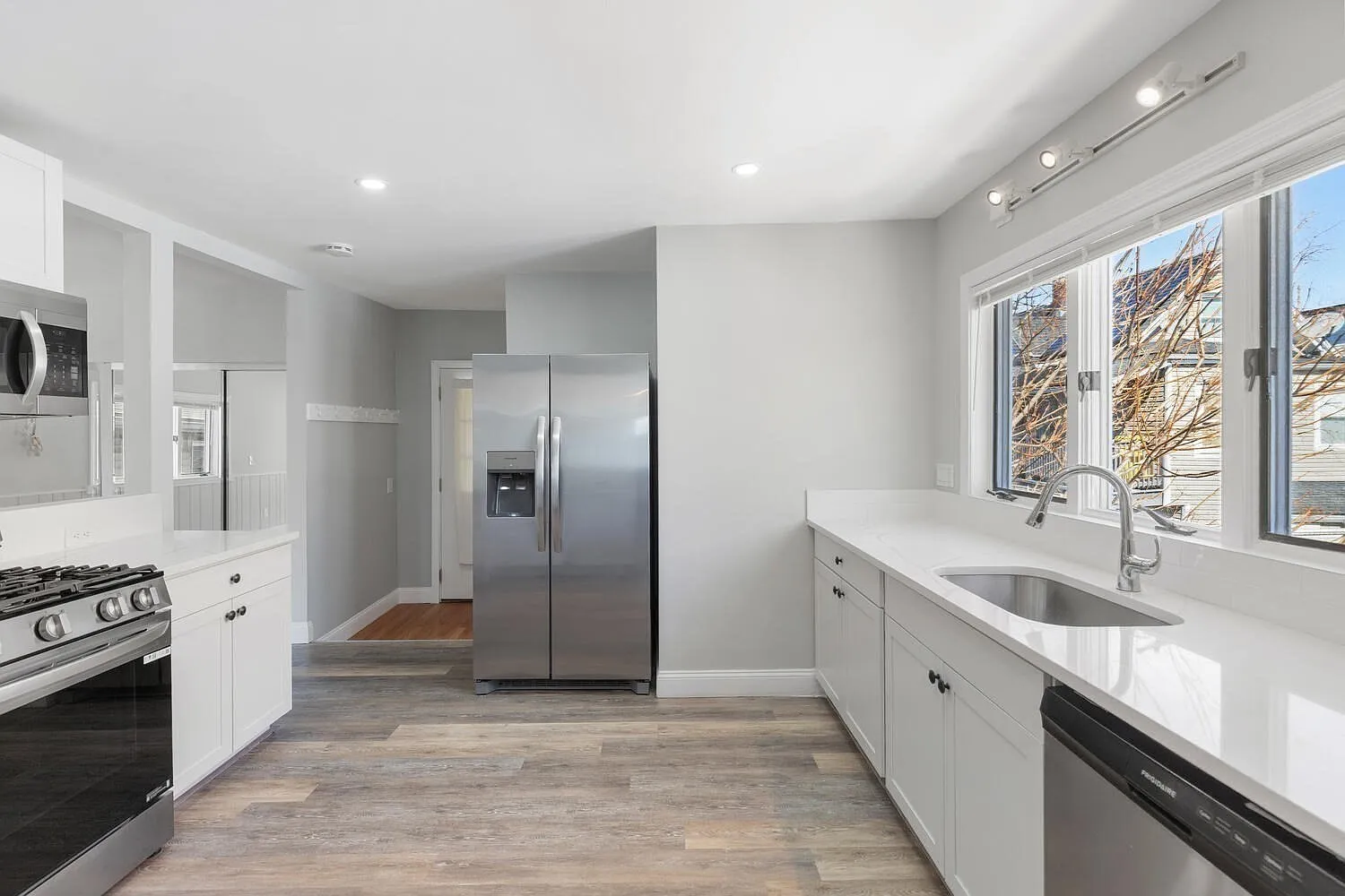 3 bed, 2.0 bath, 9999 sqft, $3,200 — Photo 2