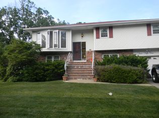 459 Lakeway Dr, West Babylon, NY 11704