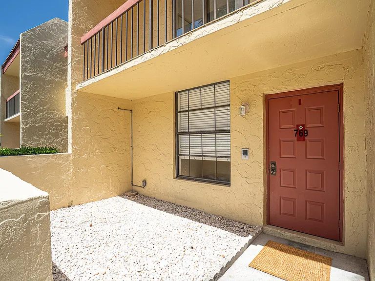 769 SE 1st Way — Photo 3