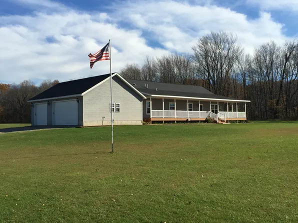 45303 70th St, Hartford, MI 49057