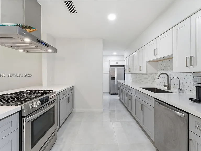 251 N 71st Ave — Photo 6