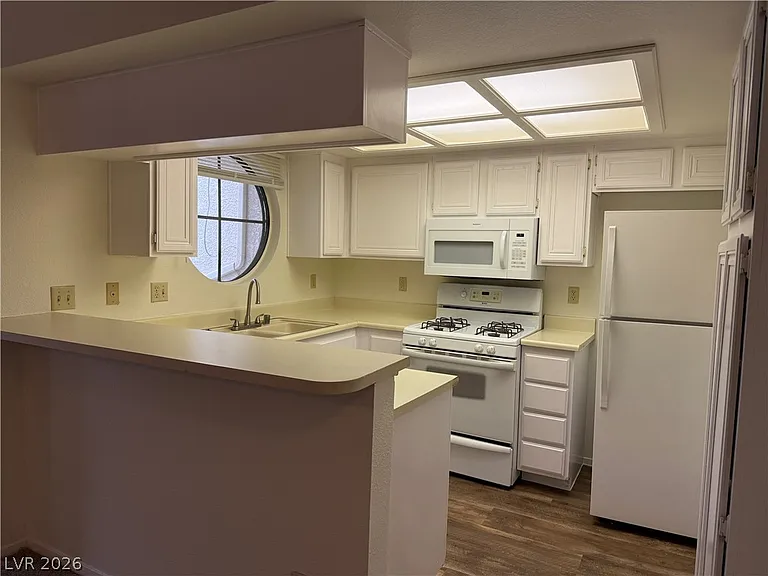 930 N Sloan Ln #203 — Photo 7