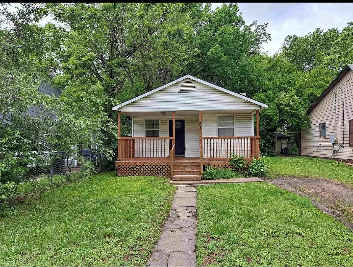 $895 - 2 bed 1 bath - Single Family Home — Photo 1