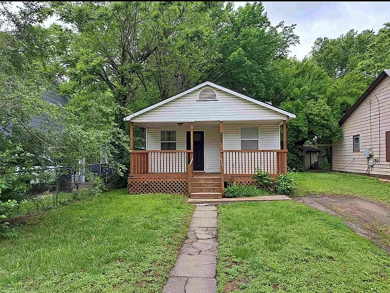 205 N Elm St — Photo 1