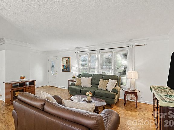 4th image of 834 Applegate Ct