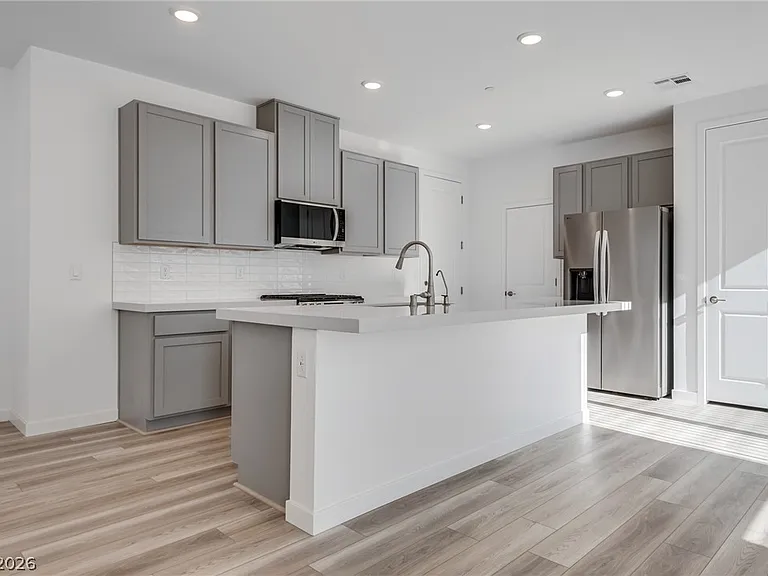 10733 Rhinehill Ave — Photo 2