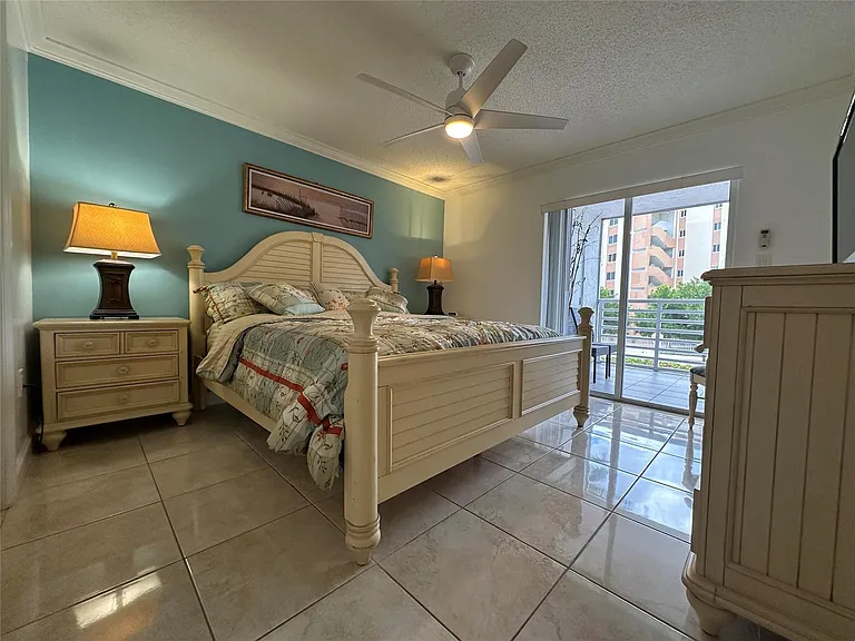 17801 N Bay Rd #212 — Photo 26
