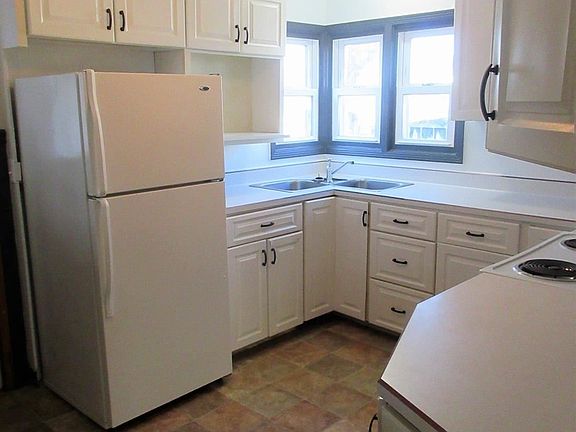 3rd image of 815 9th Ave E