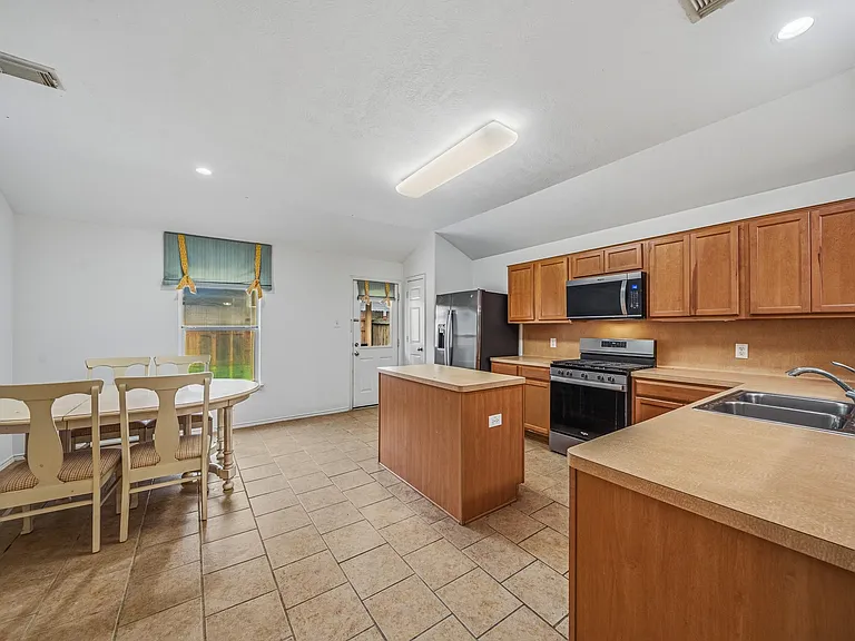 22327 Albee Dr — Photo 11