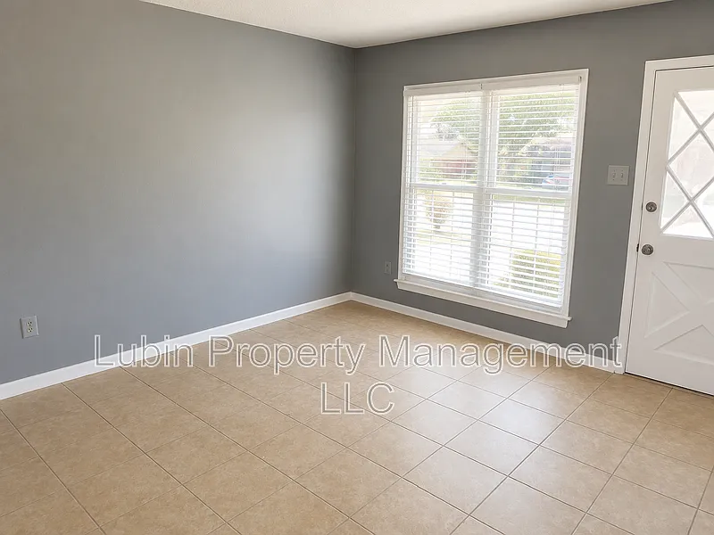 3 bed, 1.0 bath, 1000 sqft, $1,100 — Photo 2