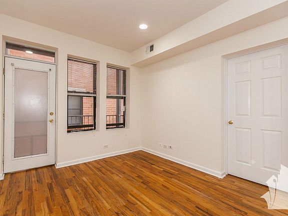 4th image of 915 W Dakin St #406