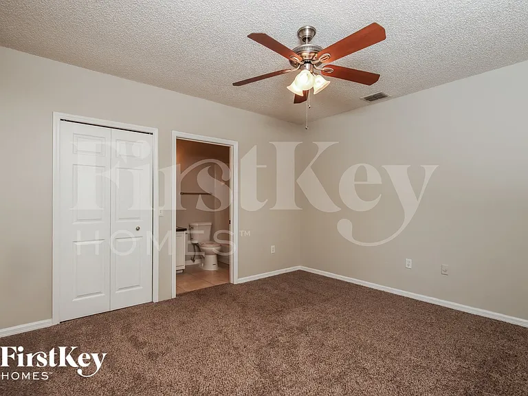 1155 Schumann Dr — Photo 7