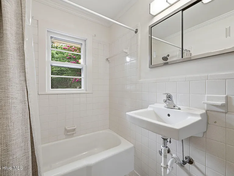 574 Simpson St — Photo 15