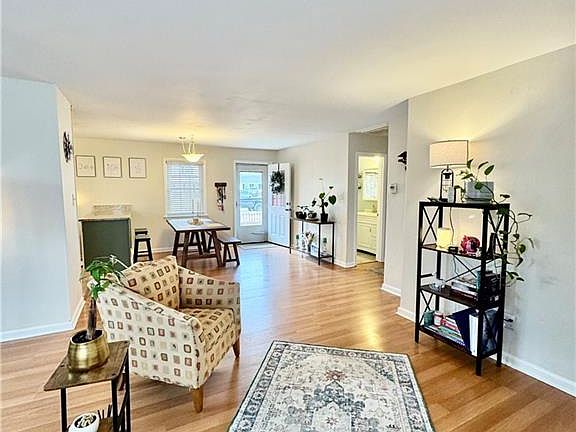 5th image of 417 E Farmington Rd