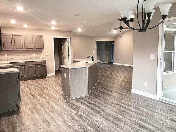 5th image of 1909 N Lake Forest Dr