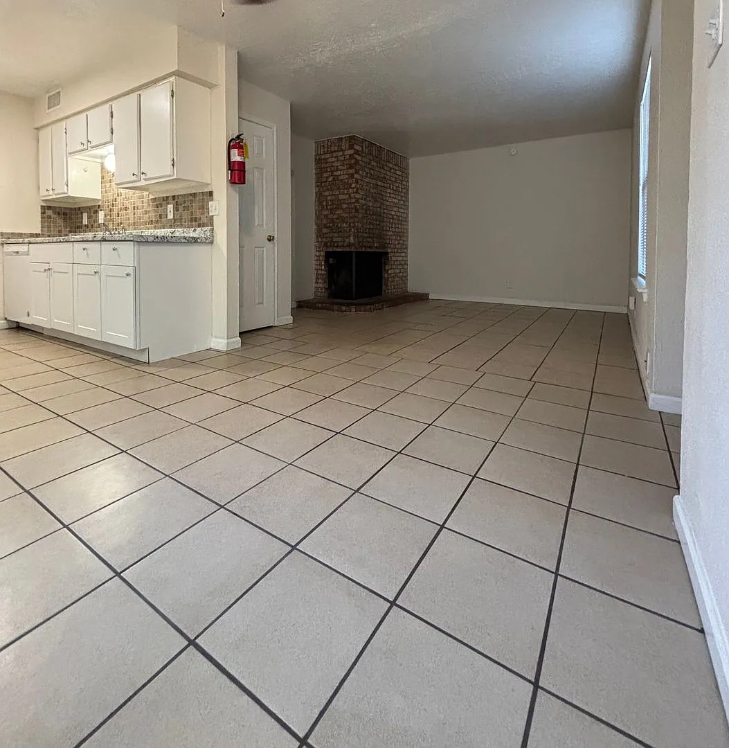 Spacious 2 Bedroom Apartment with Private Yard — Photo 2
