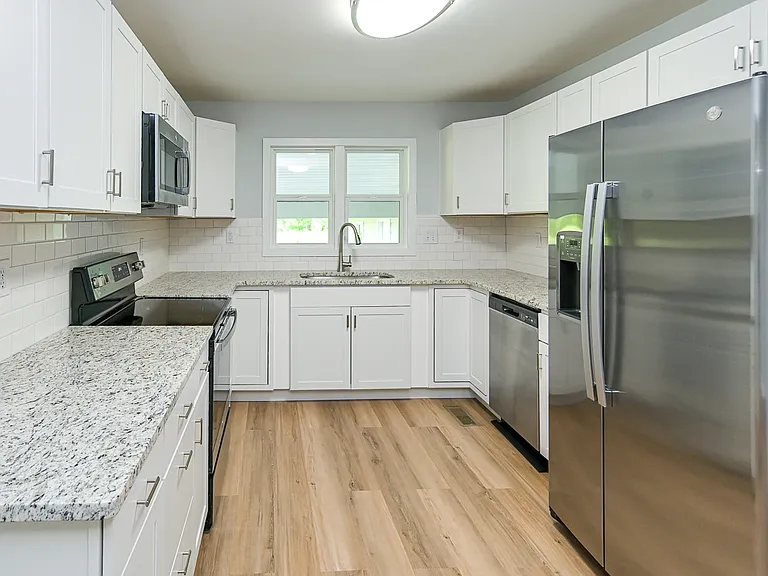 1304 Aston St — Photo 2