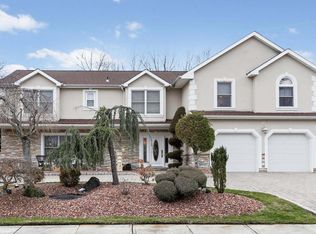 15 Heathrow Ln, Old Bridge, NJ 08857