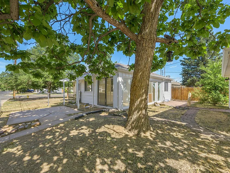 2300 Moline St — Photo 15