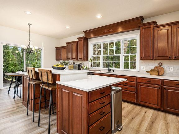 5th image of 9778 Oxford Cir